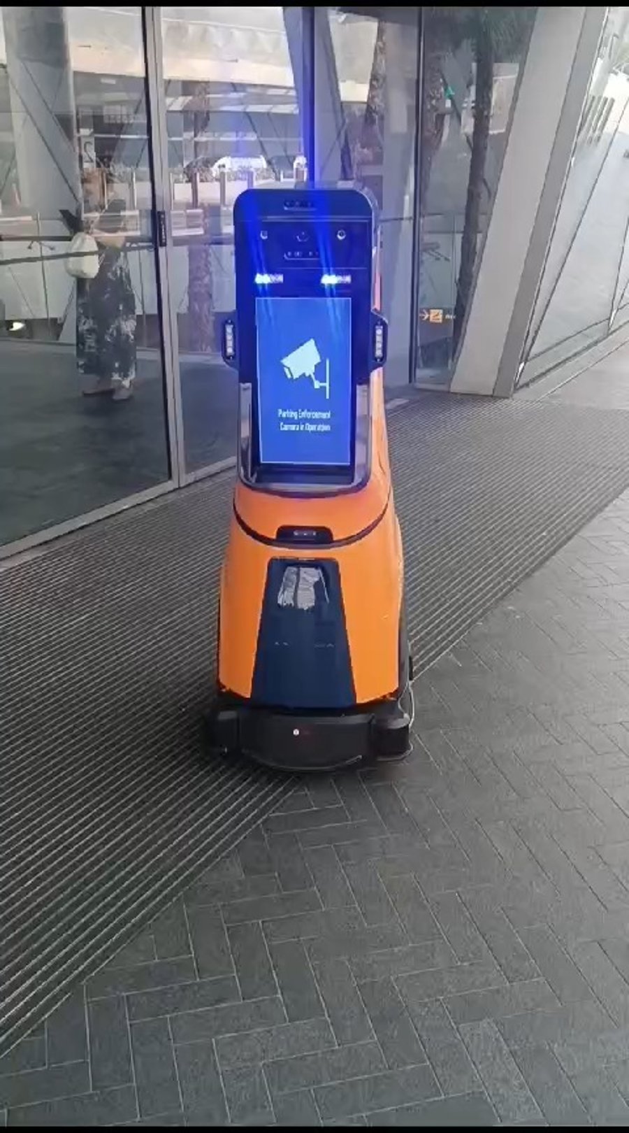 הרובוט שמשמש כ... שוטר חניה