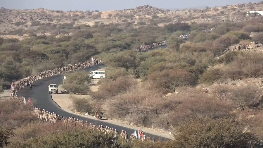 הזוי: אלפי חות'ים צועדים לעבר ישראל כדי להצטרף למלחמה