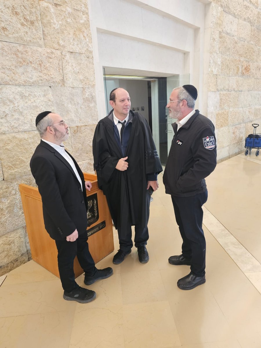 ראשי המחלקה המשפטית בזק"א מיכאל גוטווין ושניר אלמליח יחד עם עו"ד דרור שוסהיים בבית המשפט העליון בירושלים