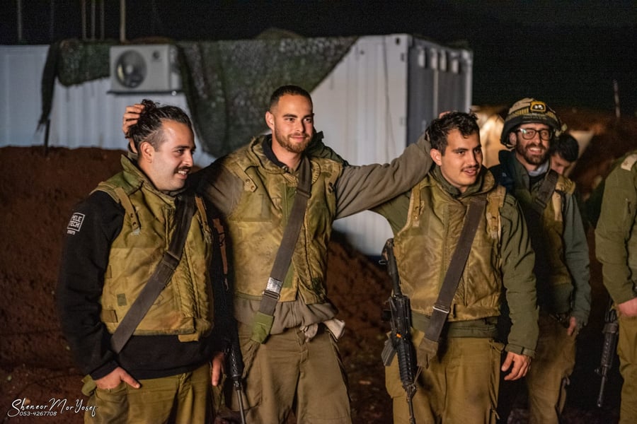חיילים עונים אמן להדלקת חנוכיה של חב"ד בחצור