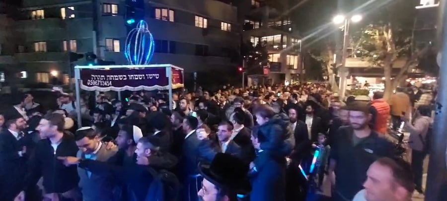 המונים מכל החוגים רוקדים לכבוד התורה בלב העיר תל אביב