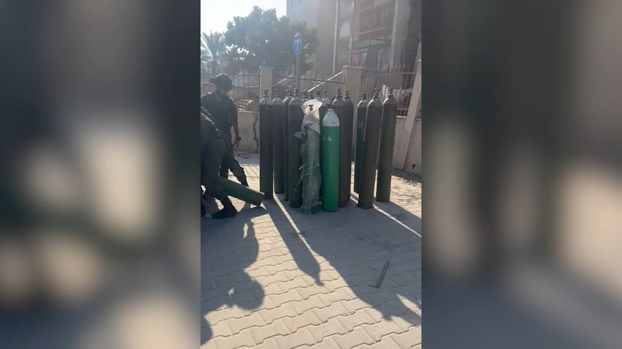 תיעוד של בלוני חמצן שהוכנסו לבית החולים על ידי כוחות צה״ל