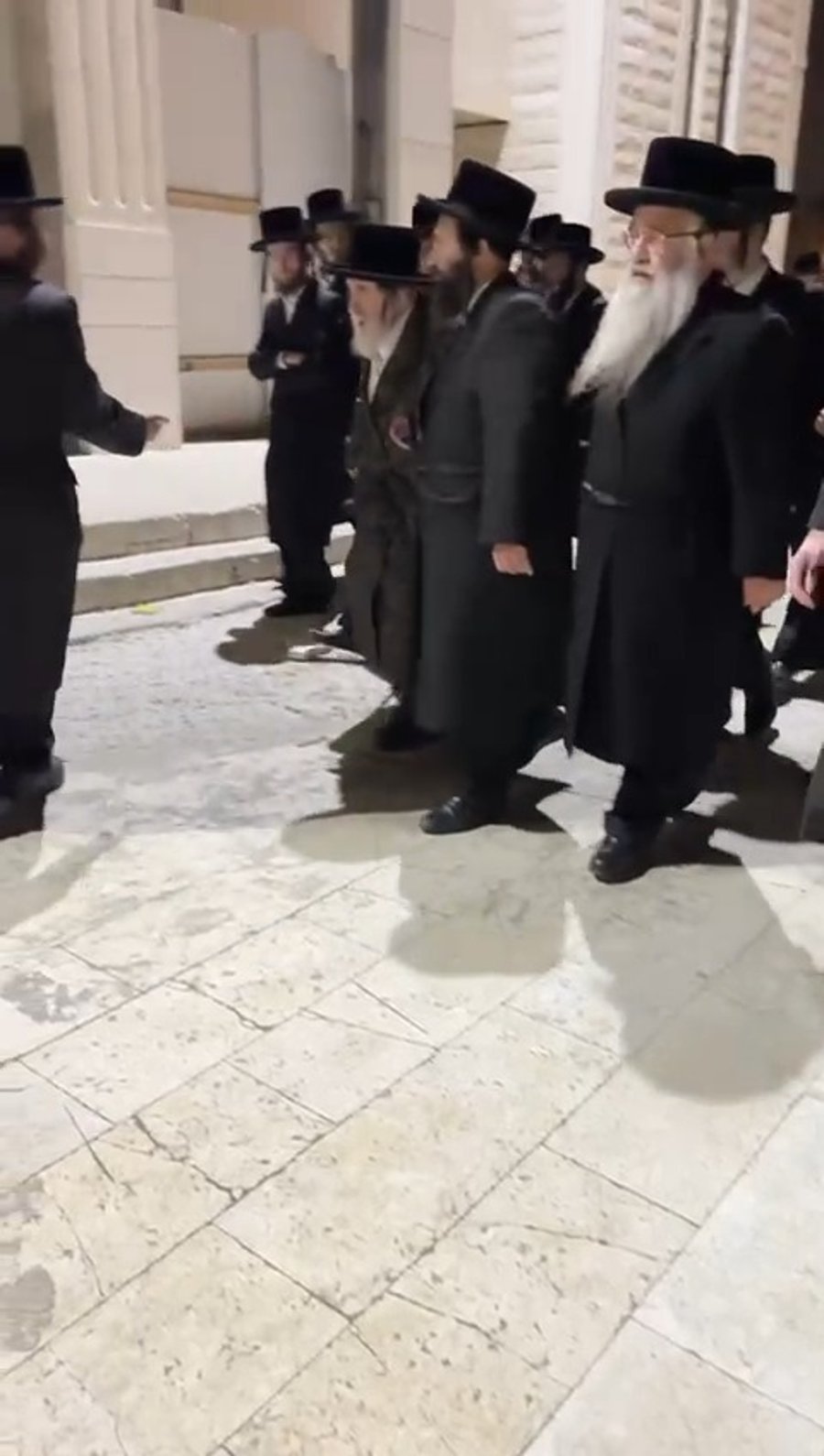 האדמו"ר מויז'ניץ נכנס אולם הכינוס באלעד