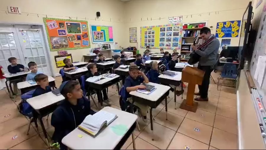 "אין לתאר מה המוזיקה עושה לילדים" | רבי מרדכי בכיתה