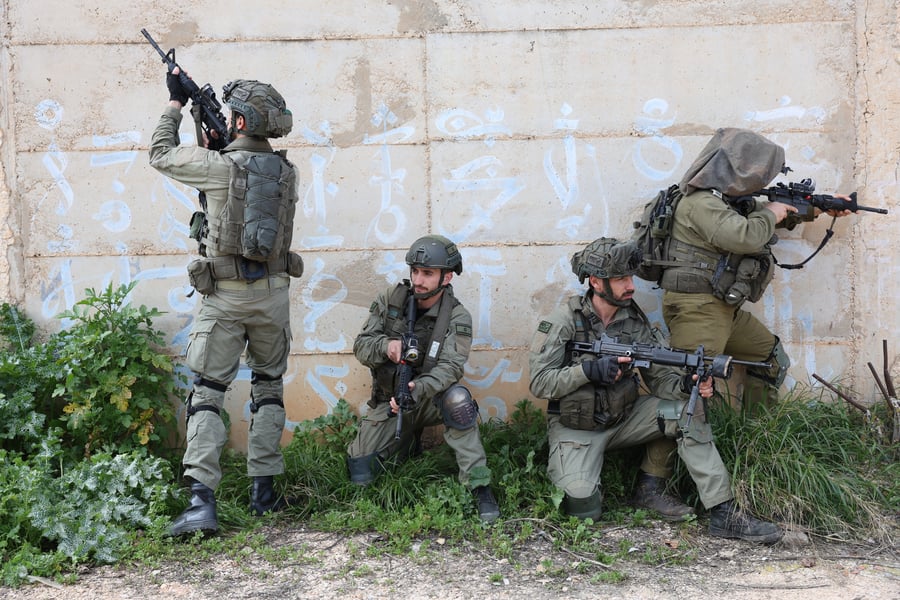 חיילי מילואים של יחידת דבורה במהלך אימון בגבול הצפון