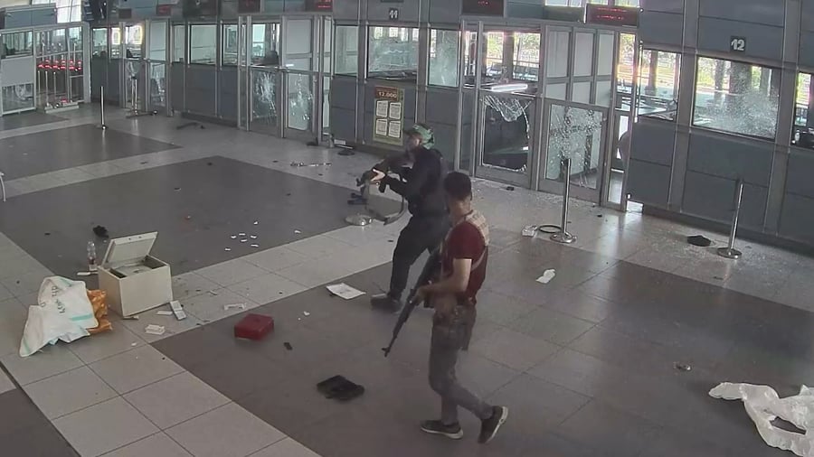 סרטון ממעבר ארז, בבוקר ה-7.10, בו ניתן לראות כיצד חובשי ״הסהר האדום הפלסטיני״ סוחבים מחבל נוח׳בה שנפצע