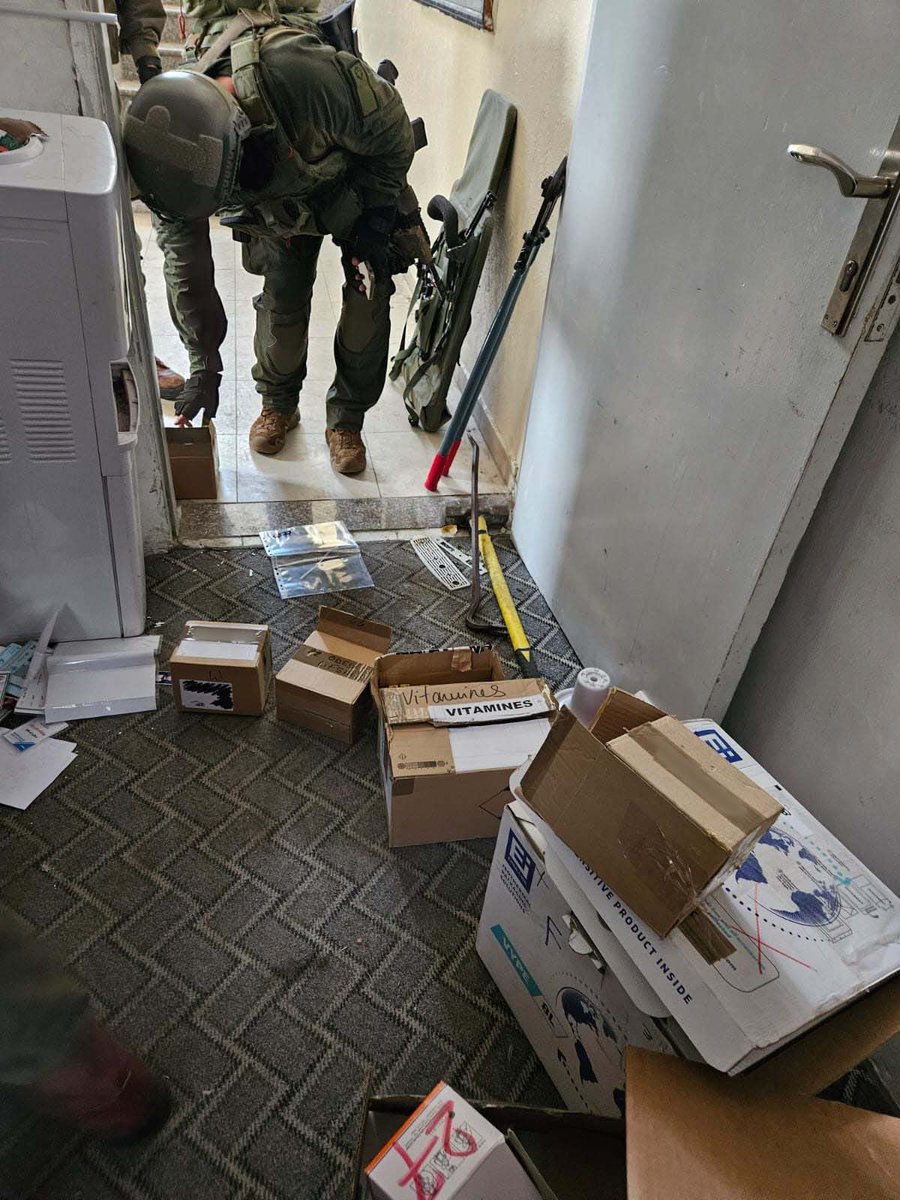 התרופות עם שמות ותמונות החטופים שנמצאו בבית החולים נאצר בחאן יונס
