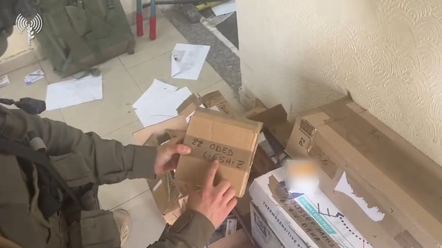 לוחמי צה"ל עם התרופות שנמצאו בבית החולים נאצר בחאן יונס הנושאות את שמותיהם ותמונותיהם של החטופים הישראלים