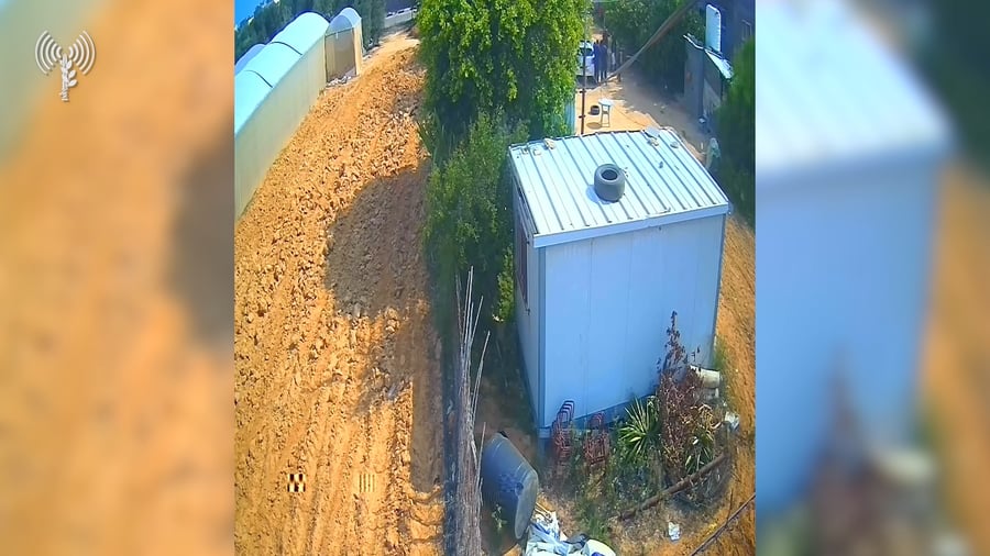 משפחת ביבס מוכנסת בכוח לרכב