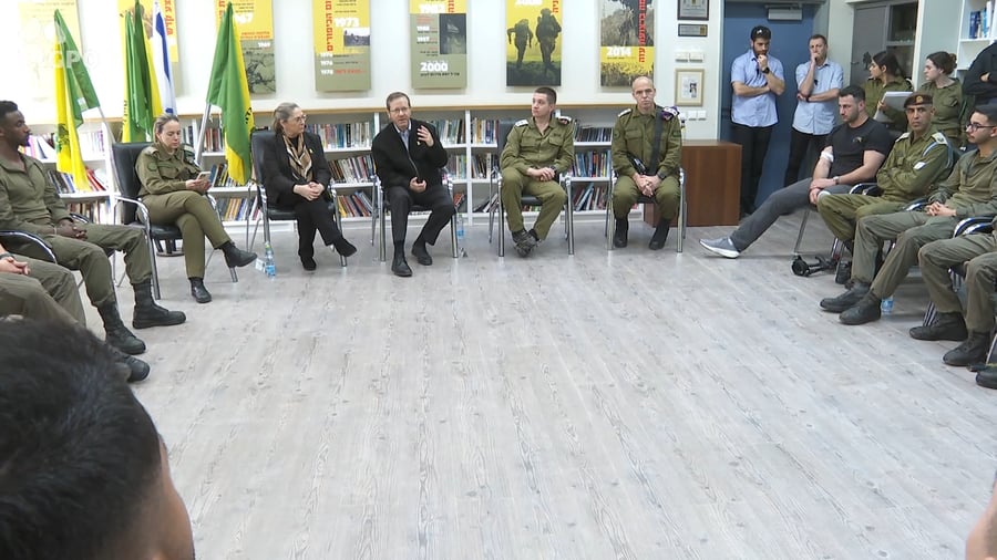 הרצוג עם הלוחמים