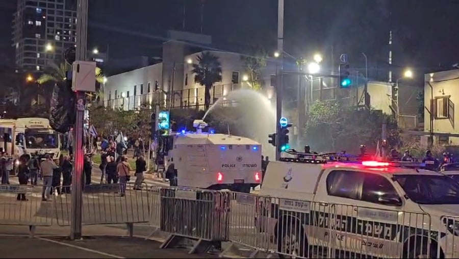 "הפגנה יצאה משליטה" | מפגינים מתעמתים עם שוטרים ברחוב קפלן בתל אביב