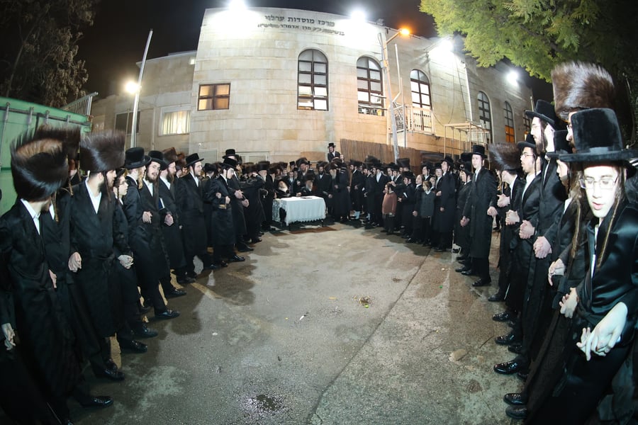 בראשות האדמו"ר - אלפים התכנסו במרכז החסידות בשכונת קטמון בירושלים