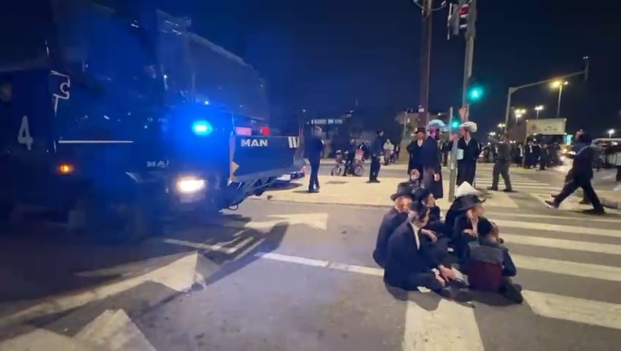 הפגנת פלג אנשי הגר"צ פרידמן סמוך לגשר המיתרים בירושלים