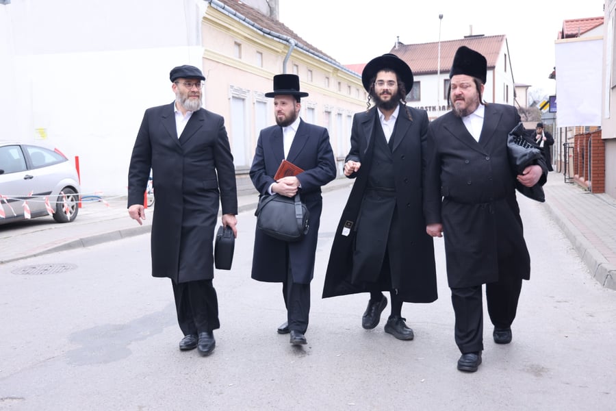 פולין היהודית מתעוררת לחיים בהילולת הרבי ר' מיילך | תיעוד