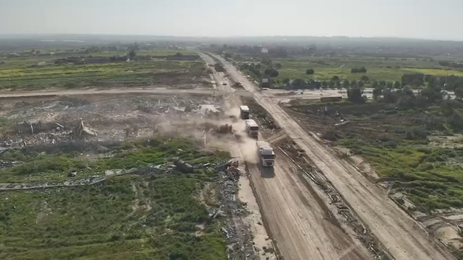 תיעוד של הכנסת משאיות סיוע לרצועת עזה