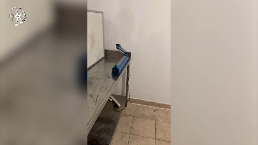 הבלשים פשטו על הדירה