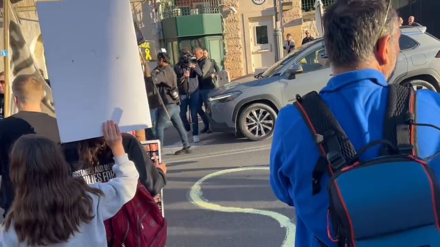 המפגינים יורדים לכביש 