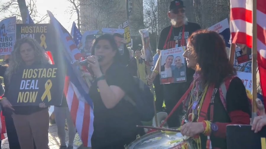 ההפגנה מול הקונסוליה