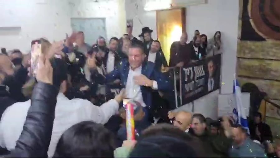 חגיגות מתן דיל שניצח ברחובות