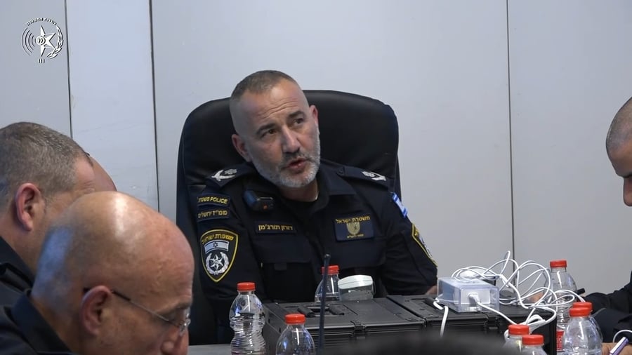 מפקד מחוז ירושלים ניצב דורון תורג׳מן, בהערכת מצב שקיים בפתח הרמדאן בחפ״ק המשטרה במחוז ירושלים