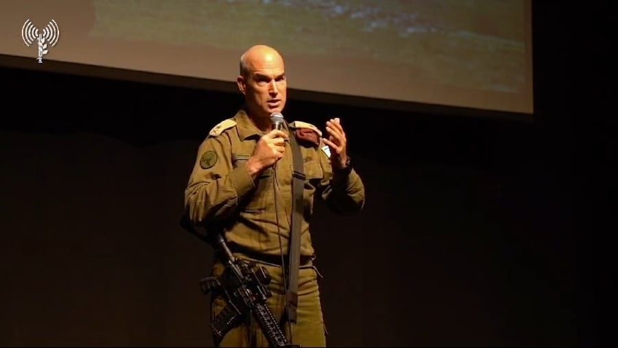 מפקד פיקוד הצפון, אלוף אורי גורדין בשיח עם משרתי מרכז האש בפיקוד הצפון