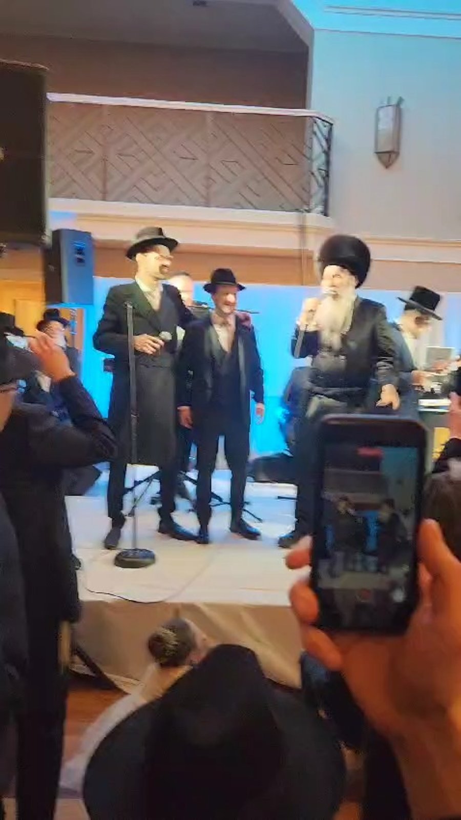 ענק הזמר מרדכי ורדיגר עם בנו  ונכדו 