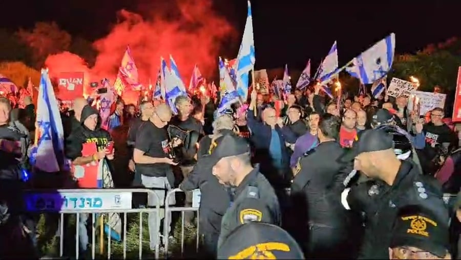 מפגיני שמאל מוחים נגד ראש הממשלה נתניהו מול ביתו בקיסריה