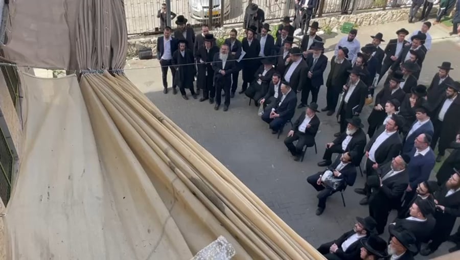 המונים צופים בברית מחוץ להיכל הישיבה