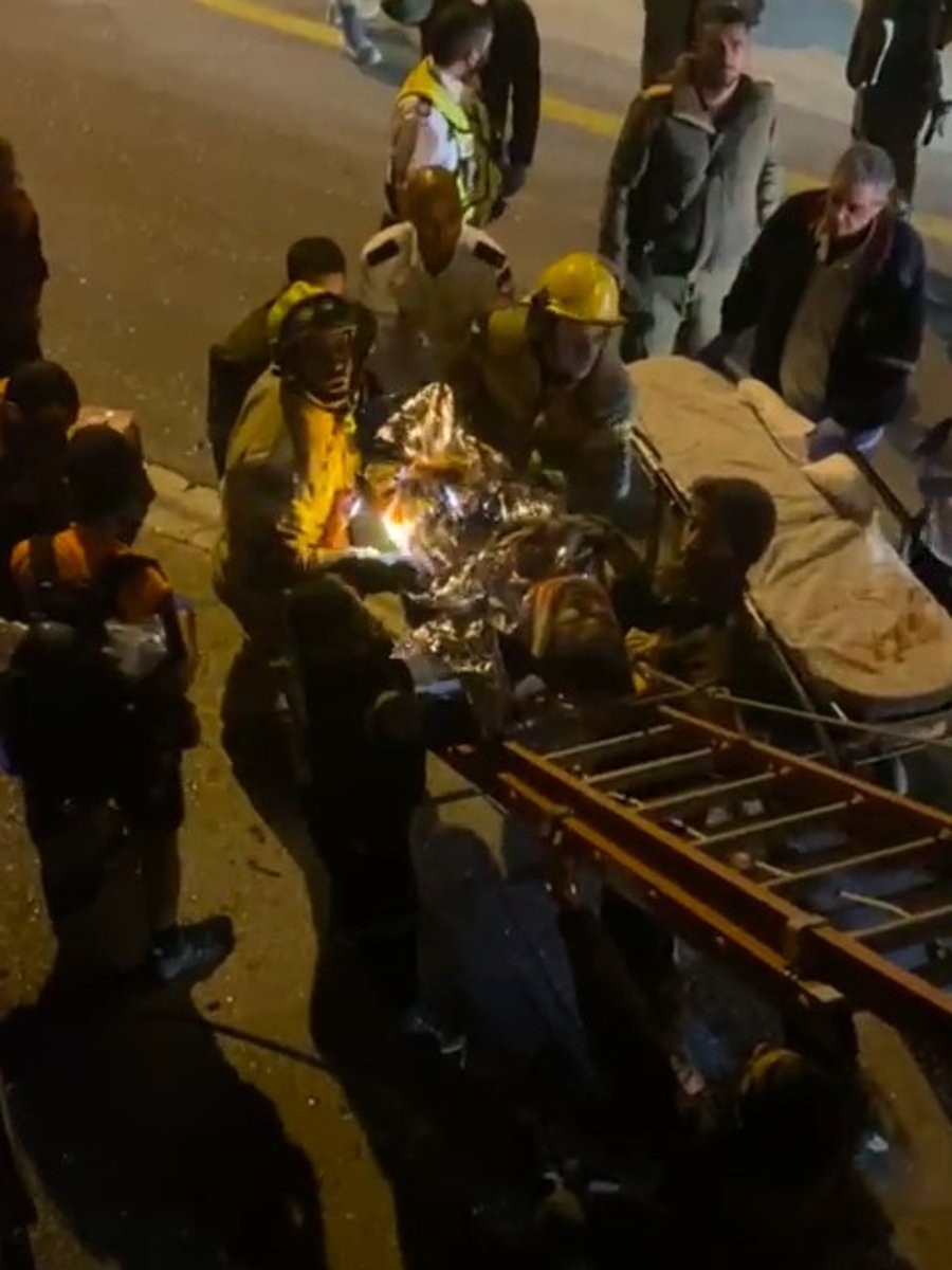 חילוץ אחד הפצועים בתאונה הקשה בכביש 241