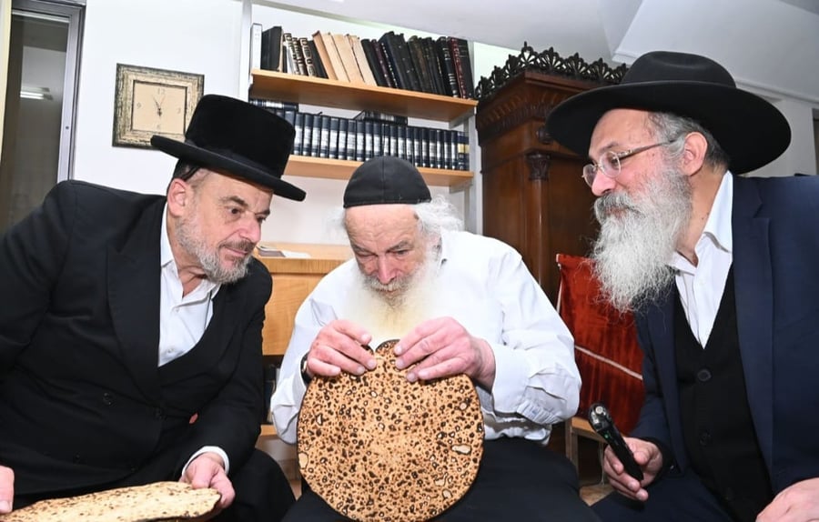 זקן הרבנים הגאון רבי אביגדור נבנצל עם המצות המהודרות