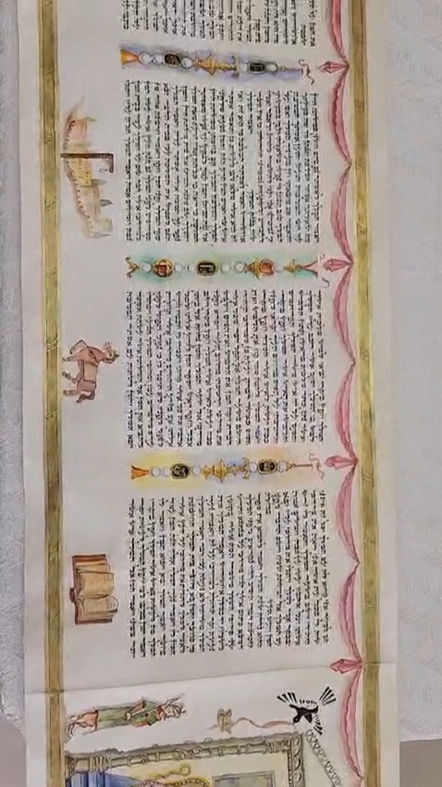 מבט על המגילה המרהיבה 