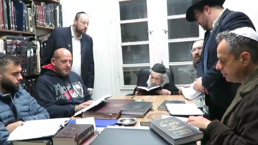 ראש הישיבה באמירת פרקי תהילים עם משפחות החטופים | ארכיון