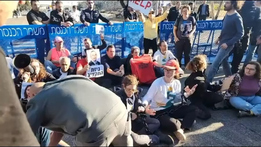 ההפגנה מחוץ לכנסת