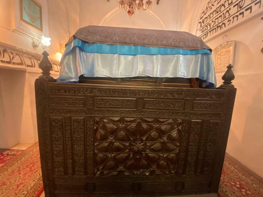 תיעוד מערב פורים באיראן: תפילה על קבר מרדכי ואסתר