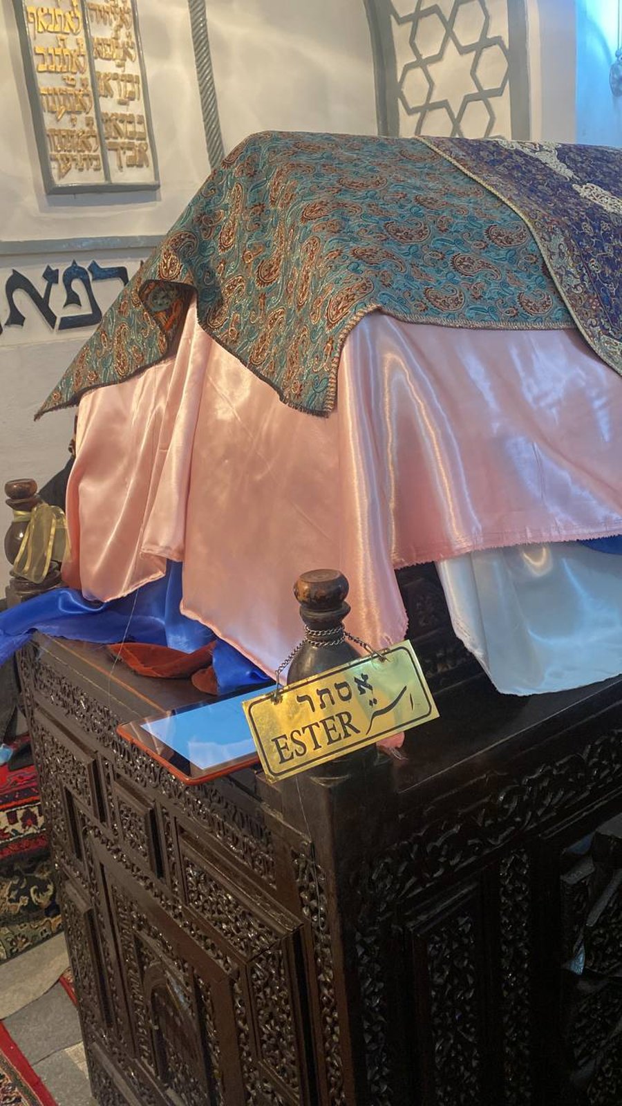 תיעוד מערב פורים באיראן: תפילה על קבר מרדכי ואסתר