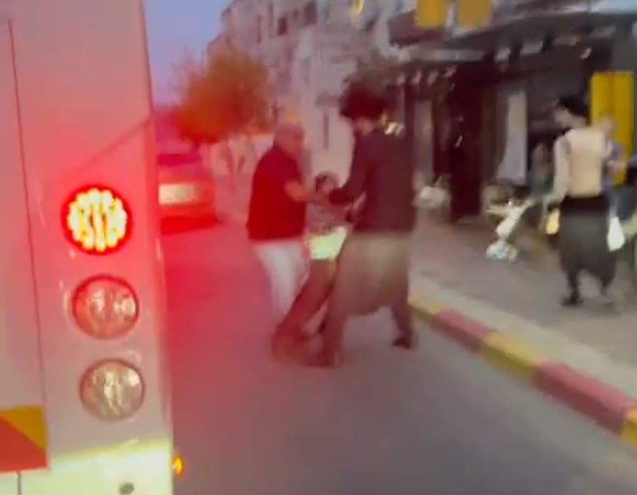 מזעזע: נהג אוחז בילד החרדי בכוח וגורר אותו אל האוטובוס