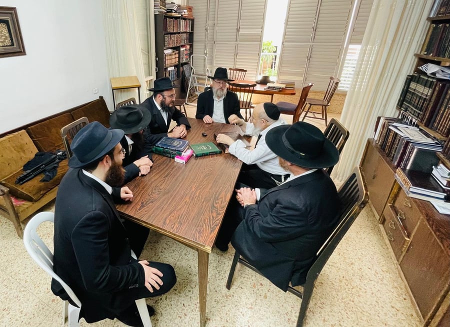 הרבנים החב"דים עלו לביתו של ראש ישיבת פונביז' | תיעוד