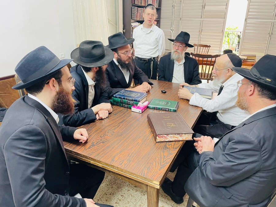 הרבנים החב"דים עלו לביתו של ראש ישיבת פונביז' | תיעוד