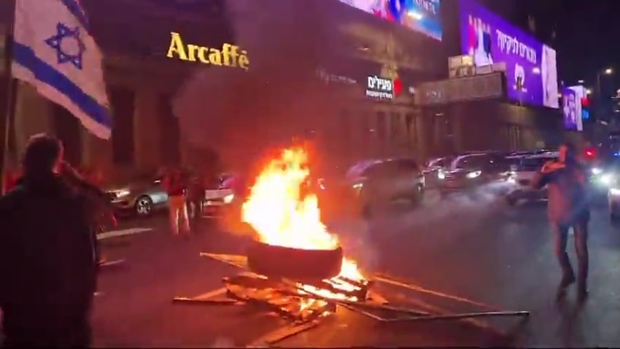 מפגינים בתל אביב נגד הממשלה