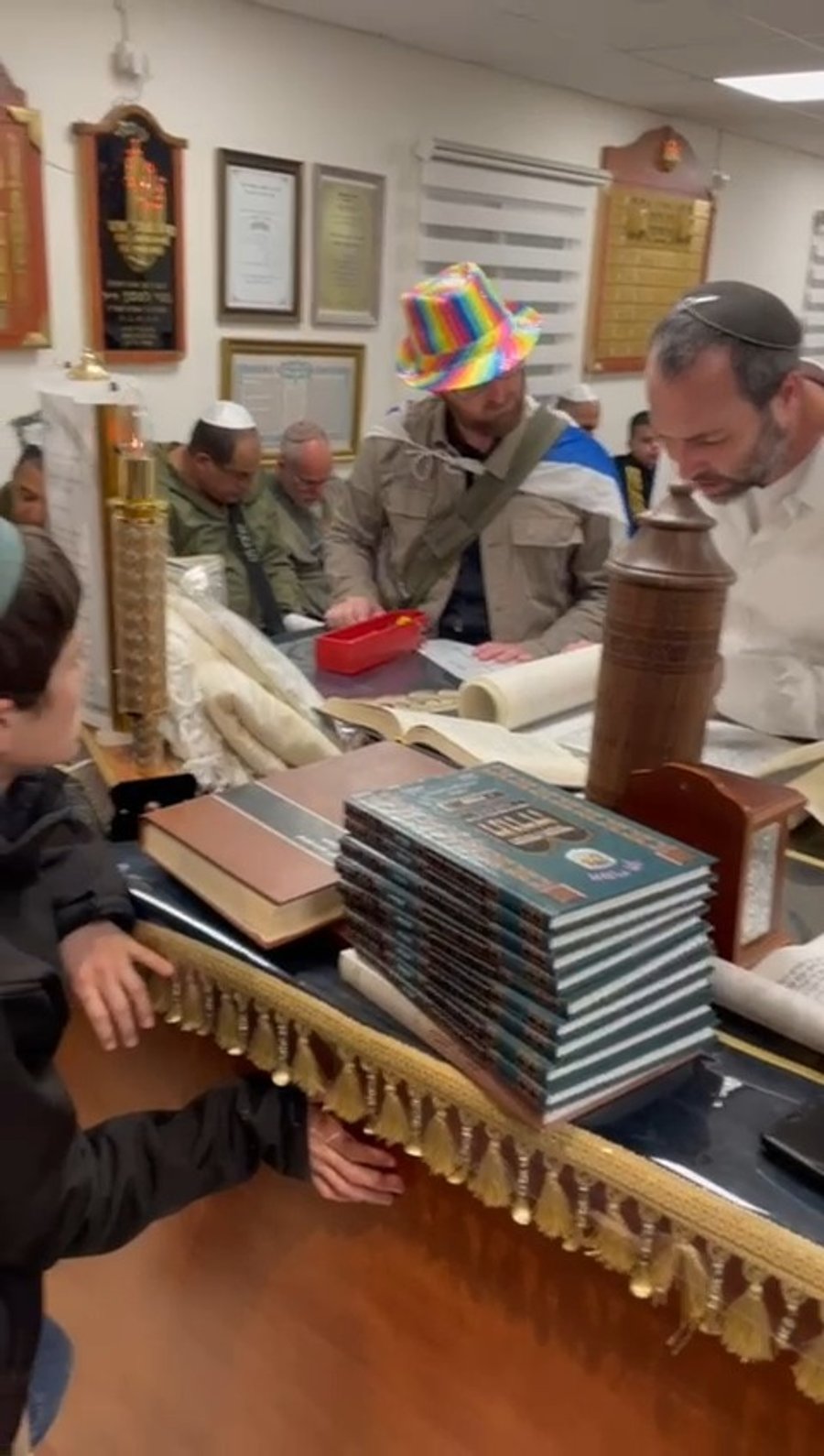 קריאת המגילה בקיבוץ בארי