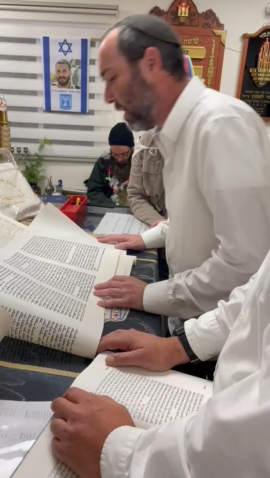 קריאת המגילה בקיבוץ בארי