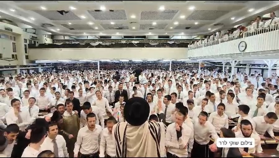 תלמידי ישיבת פוניבז' בתפילה לשלום החטופים בליל פורים