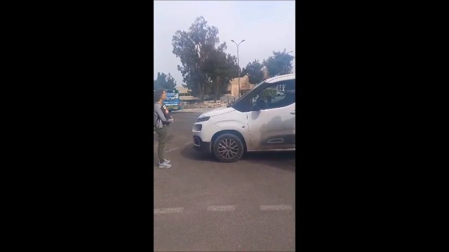 מחוץ למשרדי אונר"א בירושלים