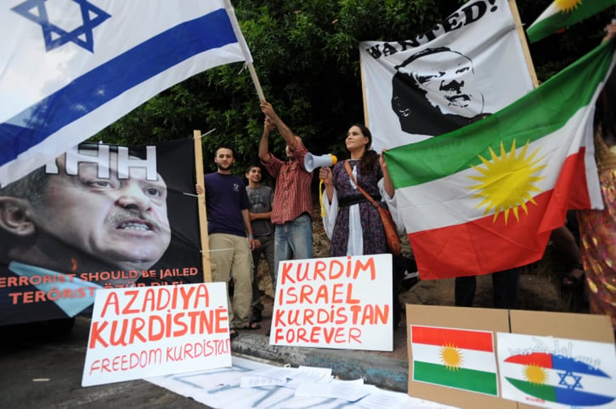 מפגינים נגד ארדואן מחוץ לשגרית טורקיה בישראל