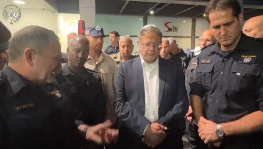 המפכ"ל והשר לביטחון לאומי בזירת הפיגוע