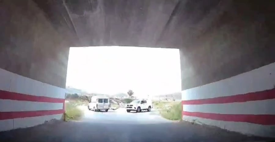 תיעוד ממצלמת הרכב הגנוב בו נוהג החשוד ופוגע בשוטר