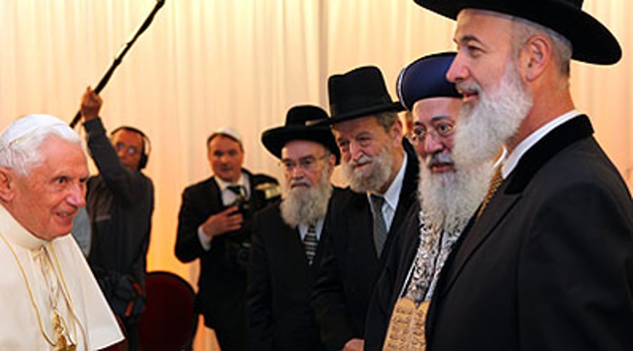 הרבנים מקבלים את פני בנדיקטוס.