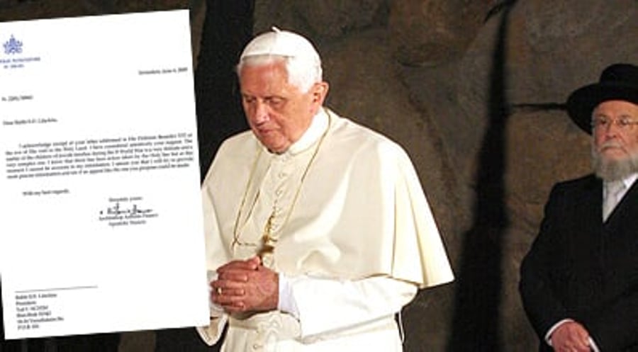 האפיפיור ב´יד ושם´ לצד המכתב.