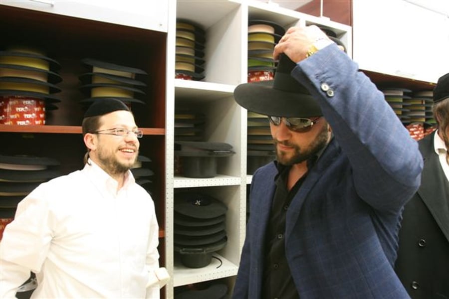 צפו בתמונות: גומא אגאייר רוכש ´סירטוק´ וכובע חב"די