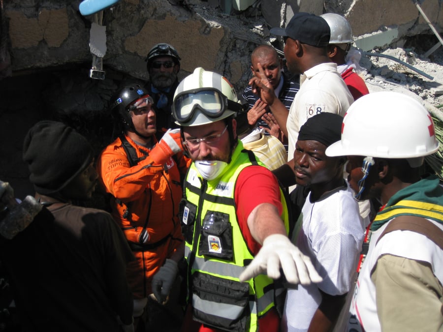 שבת בגהינום: על הריסות הבניינים, עטופים בטליתות